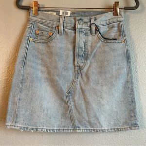 Levi’s Premium High-Rise Deconstructed Skirt Light Wash Size 25